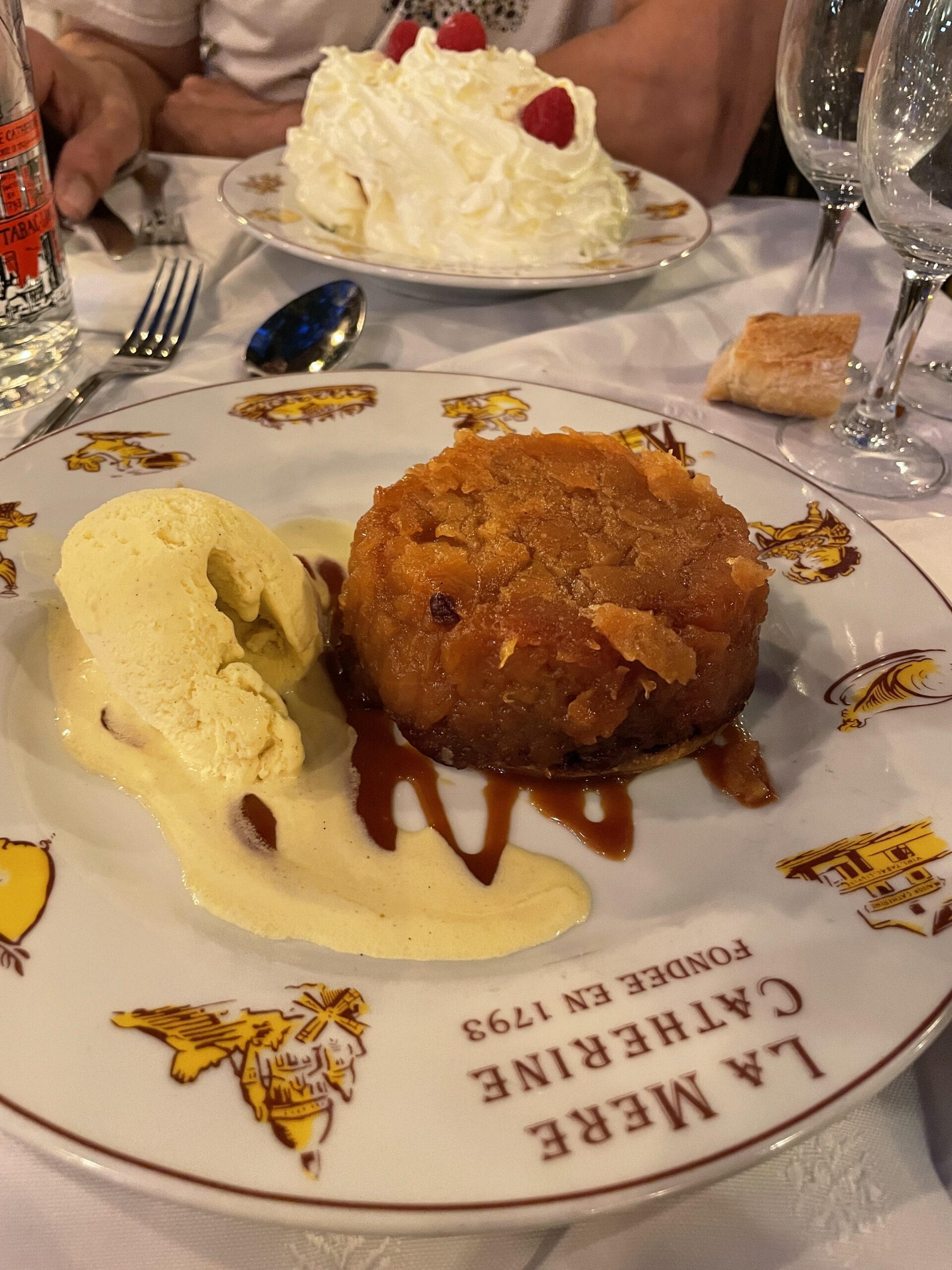 baba gourmand arrosé de rhum A la mère Catherine Montmartre